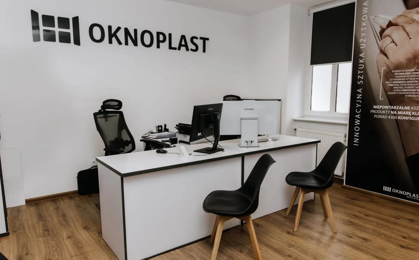 Stanowisko doradcy w salonie Sitpol z logo Oknoplast na ścianie