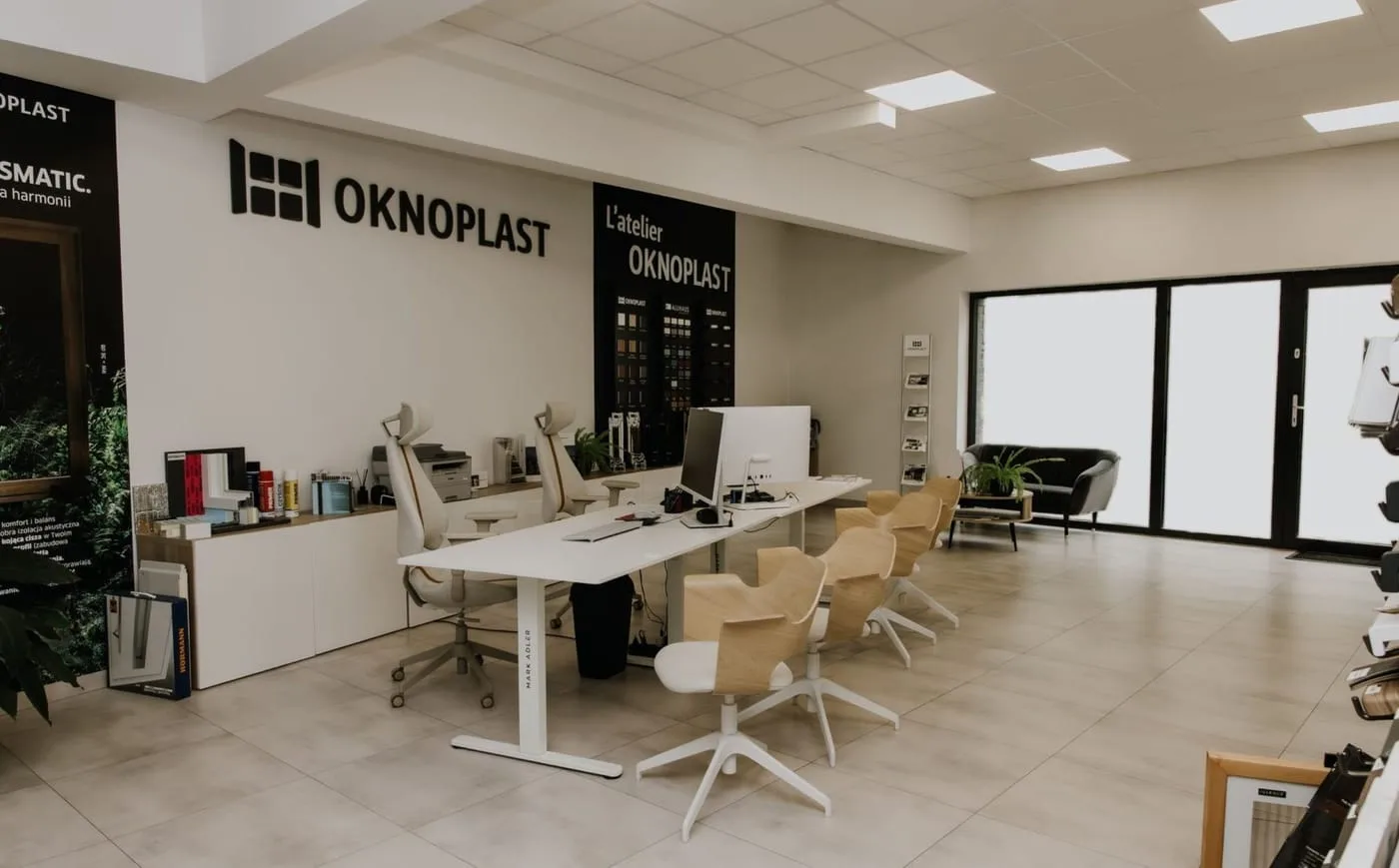 Wnętrze salonu Sitpol w Lesznie ze ścianą Oknoplast i stanowiskami doradców